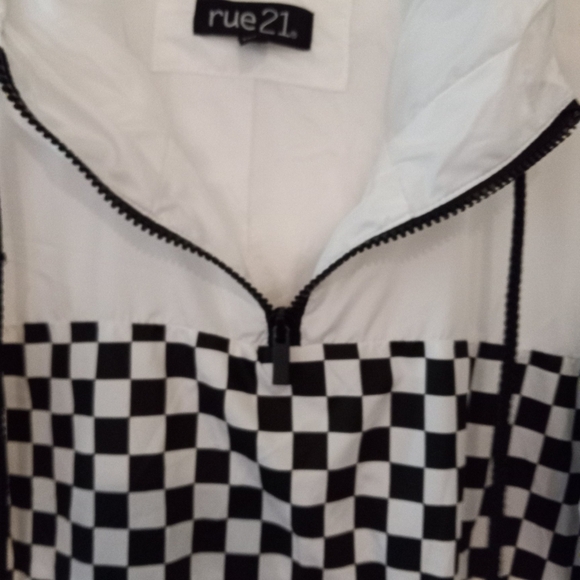 Checkered Blk/Wht Cropped Windbreaker From Forever 21, sz. S ,Can fit a Medium - Picture 5 of 7